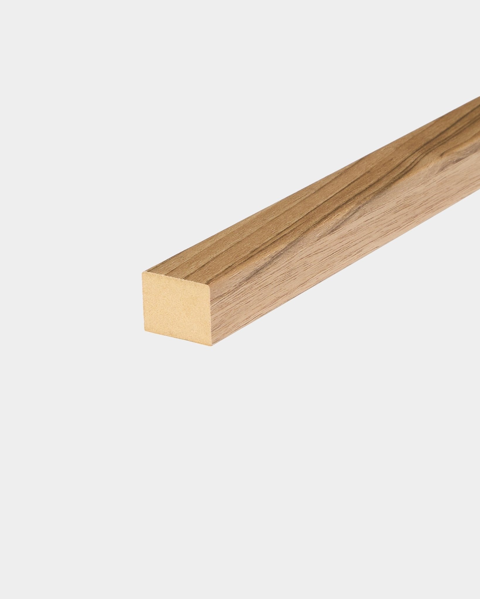 WoodUpp End Lamella in English Walnut, gladde houten afwerkstrip van 2,2 cm voor Akupanel akoestische panelen, getoond op een effen witte achtergrond.